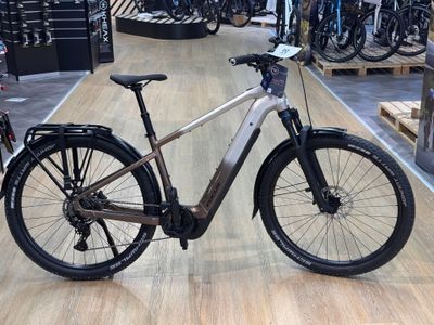 un vélo posé par terre dans un magasin