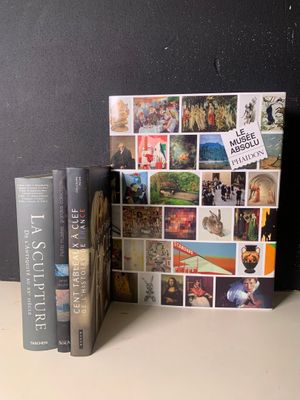 deux livres posés l'un à côté de l'autre sur une table