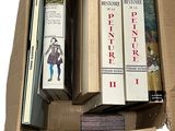 de nombreux livres dans une boîte en carton sur fond blanc