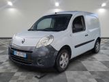 la photo d'une petite camionnette blanche garée dans un garage