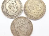 trois pièces d'argent sur lesquelles figurent les portraits d'un homme et d'une femme