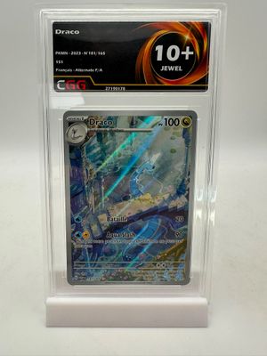 un gros plan d'une carte Pokémon dans une boîte transparente