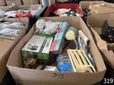 de nombreux cartons remplis d'objets qui s'entassent dans une pièce