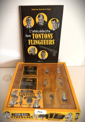 La boîte contient divers objets, notamment un pistolet, un livre et la photo d'un homme.