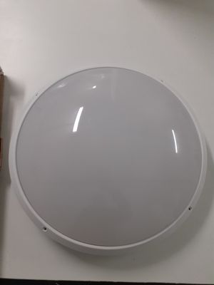 une lumière blanche posée sur une table
