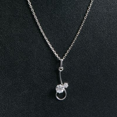 Tour de cou en or gris 18K (750) et pendentif orné d'un diam…