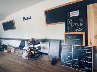 un tableau noir accroché au mur d'un café