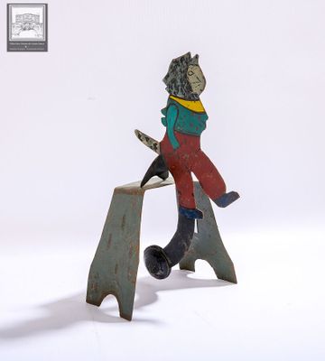 une figurine représentant un homme assis sur un morceau de bois
