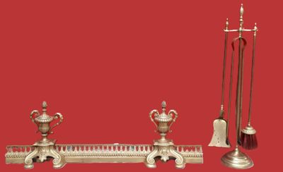 trois types différents d'objets métalliques sur fond rouge