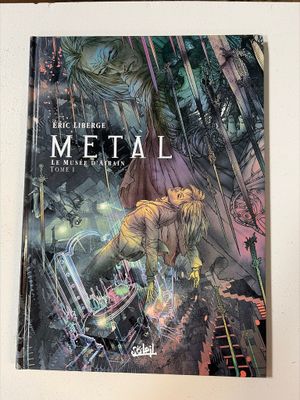 la couverture d'un livre sur laquelle figure l'image d'un homme tombant d'un immeuble
