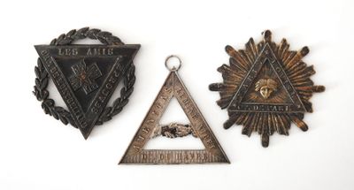 trois objets métalliques différents, à savoir un triangle, une étoile et un triangle
