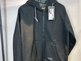 une veste noire suspendue à un cintre dans un magasin de vêtements