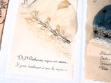quatre cartes aux motifs différents posées sur une table