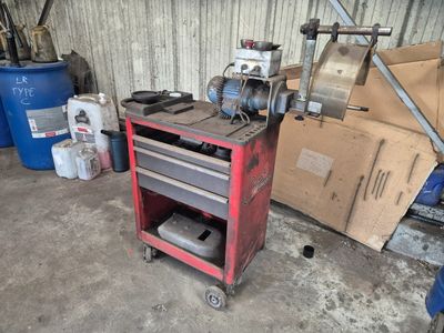 une photo d'un atelier avec des outils posés sur un chariot