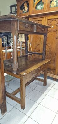 une table en bois avec un banc au milieu de la pièce