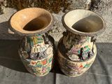 deux vases posés par terre l'un à côté de l'autre