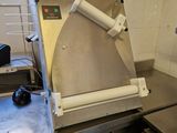 une machine posée sur le comptoir d'une cuisine