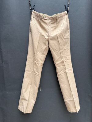 une photo d'un pantalon suspendu à une corde à linge