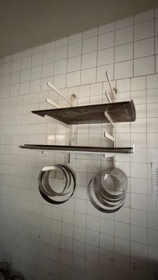 casseroles et poêles accrochées au mur de la cuisine