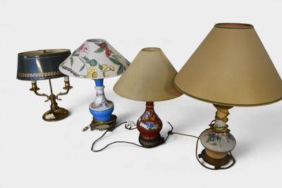 trois lampes placées l'une à côté de l'autre sur une table