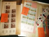 de nombreux types de timbres différents sur les pages d'un livre
