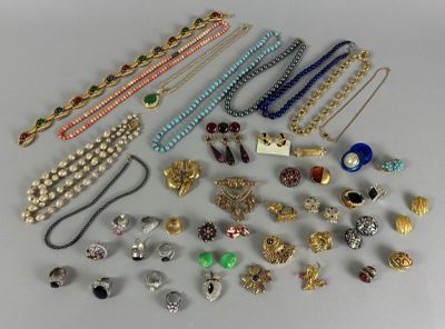 many different types of necklaces and bracelets on the table