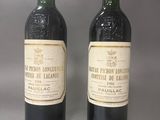 deux bouteilles de vin posées l'une à côté de l'autre sur une table