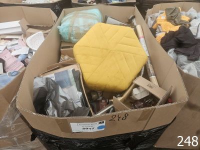 une boîte en carton remplie d'objets hétéroclites sur le sol