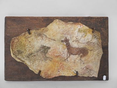 un morceau de pierre posé sur une planche en bois posée sur une table