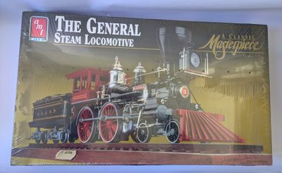 une photo d'un train miniature exposé sur une table