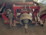 une photo d'une machine qui se trouve dans la boue
