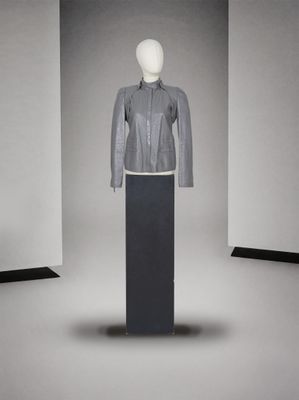 une photo d'un mannequin portant un t-shirt gris et une jupe noire