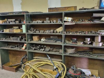 Rack contenant divers outillages pour usinage (dont mors pou… - Photo 1