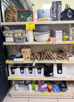 de nombreux articles à vendre sur les étagères du magasin