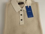 un pull blanc avec une étiquette bleue au niveau du col
