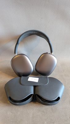 un casque posé sur un support