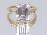 une photo d'une bague en diamant sertie d'un diamant taille baguette