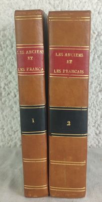 deux livres posés l'un à côté de l'autre sur une table