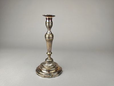 Bougeoir en bronze ciselé et argenté à décor de frises de pe…