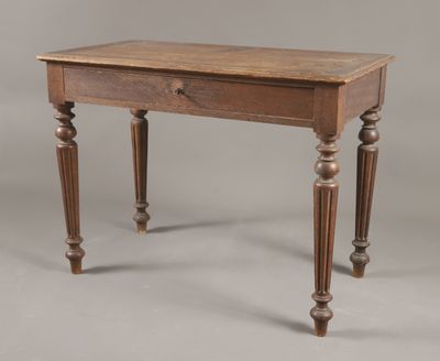 une vieille table en bois surmontée d'un tiroir