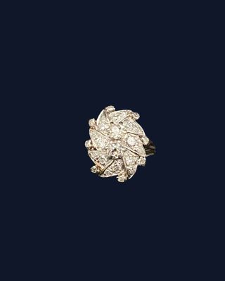 une bague à grappe de diamants, signée Cartier