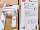 deux boîtes avec une poignée de porte blanche et une poignée de porte blanche