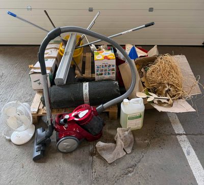 une image d'un tas de ferraille dans un garage