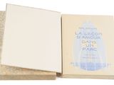 un livre ouvert sur une surface blanche