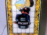 une image représentant une enseigne de bière sur laquelle figure un homme assis sur un tonneau
