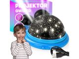 un petit garçon qui se tient à côté d'un projecteur d'étoiles