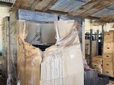 une grande pile de cartons dans une pièce au toit métallique