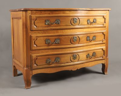 une commode ancienne avec un plateau en bois et des poignées en laiton
