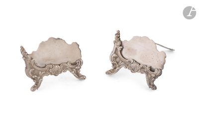 une paire de boucles d'oreilles plaquées argent ornées de festons