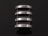 gros plan d'une bague en argent sur une surface noire